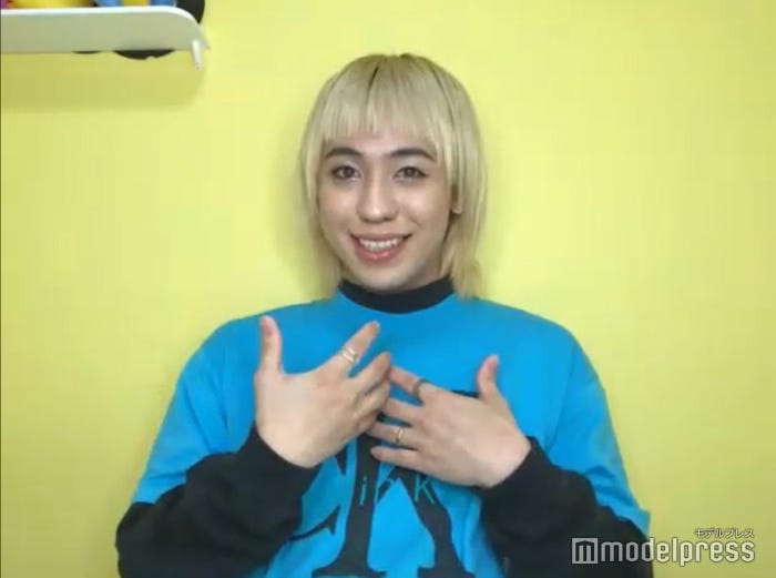 自宅からリモートインタビューに応じたりゅうちぇる(C)モデルプレス