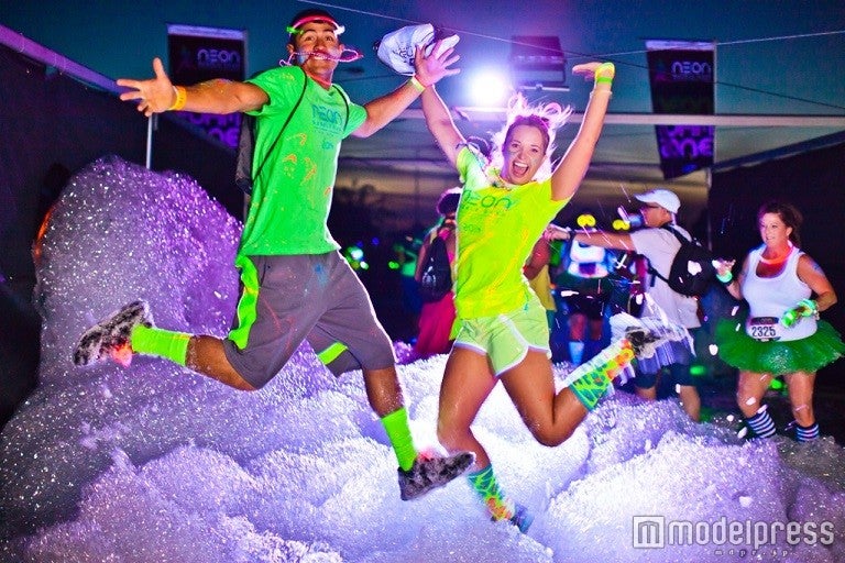 泡×光のラン「NEON BUBBLE DASH」日本初上陸 巨大泡キャノンで5000人が泡まみれ - 女子旅プレス