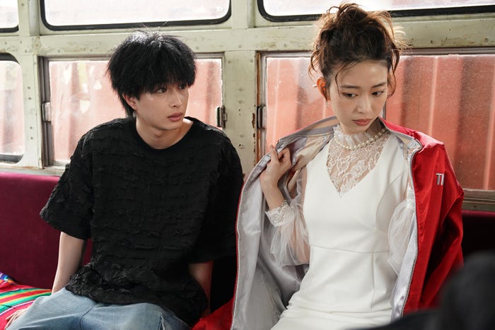 曽田陵介、森川葵「街並み照らすヤツら」第5話より(C)日本テレビ