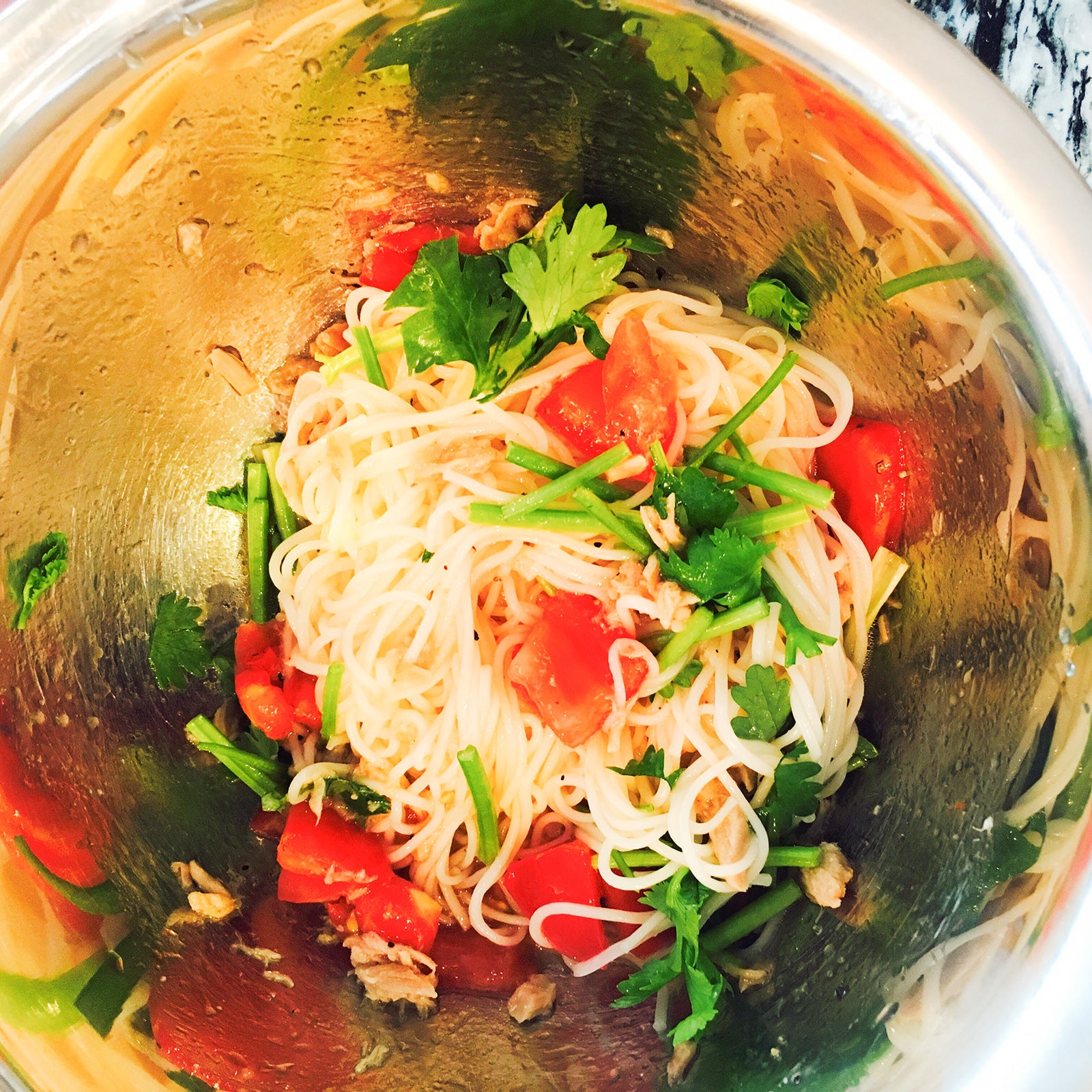 手順5：素麺と香菜を和えます／画像提供：柏原歩