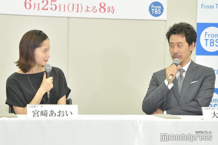 (左から)宮崎あおい、大泉洋 (C)モデルプレス