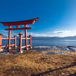 田沢湖畔に立つ鳥居/写真素材ぱくたそ