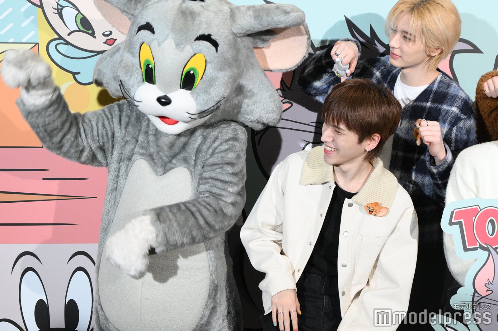 トムの動きを真似しようとするRIWOO（リウ）（C）モデルプレス