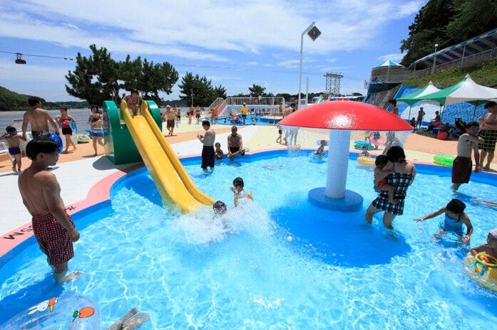 「ベビープール」は花の形をしており、すべり台などもあります【制限】なし