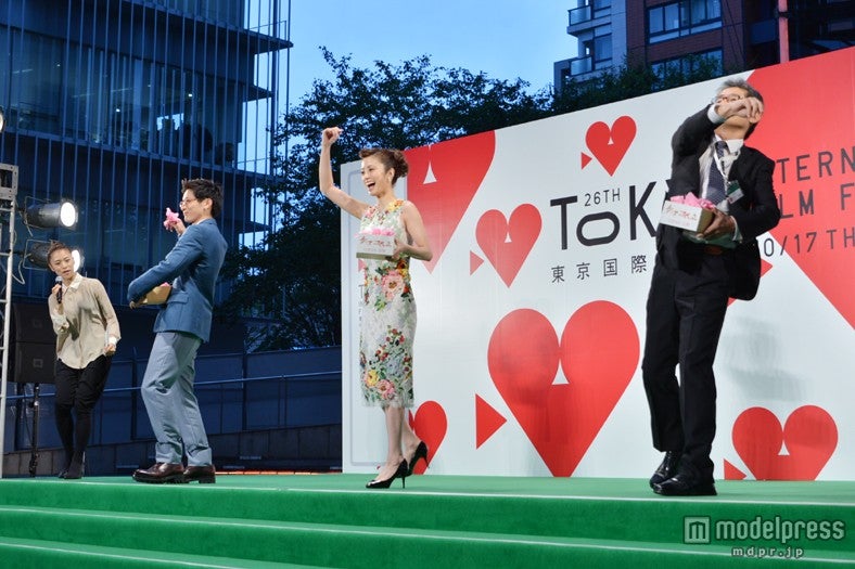 （左より）高良健吾、上戸彩、朝原雄三監督／観客にお米をプレゼント