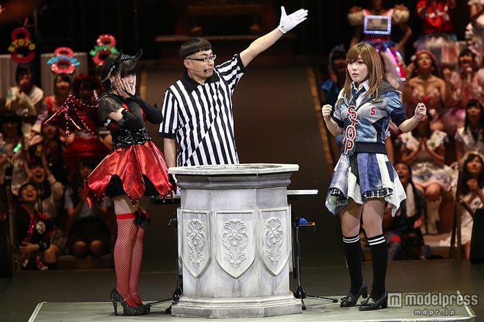 朝長美桜、宮崎美穂/『AKB48グループ じゃんけん大会~拳で勝ち取れ!1/300ソロデビュー争奪戦~』(C)AKS