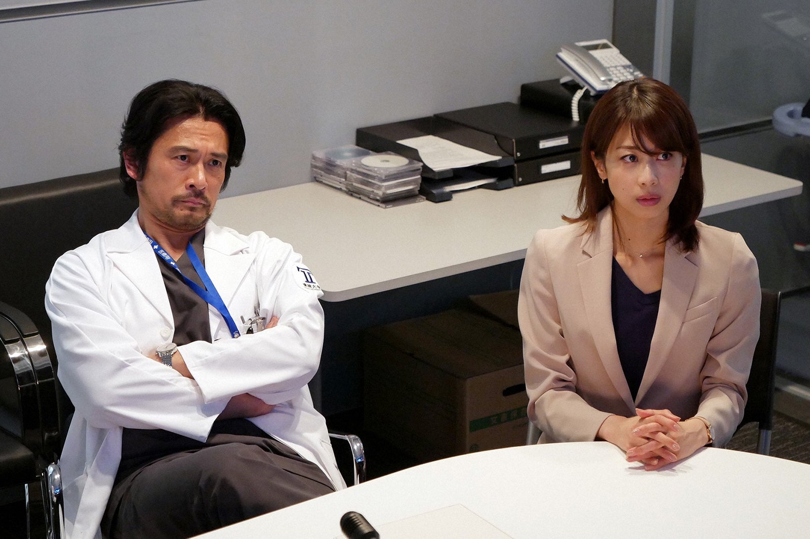 内野聖陽、加藤綾子／「ブラックペアン」第6話より（C）TBS