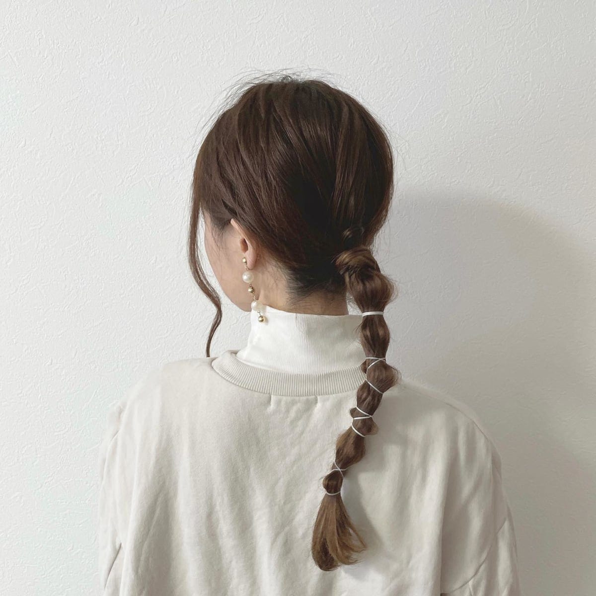 ぽこぽこポニーテールアレンジをしている女性