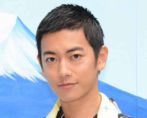 佐藤健、サプライズに「感極まってます」 短髪で浴衣着こなし照れ笑い