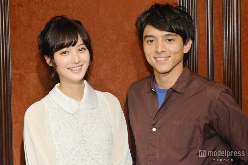 映画「風俗行ったら人生変わったｗｗｗ」（11月9日公開）に出演する佐々木希（左）、満島真之介（右）