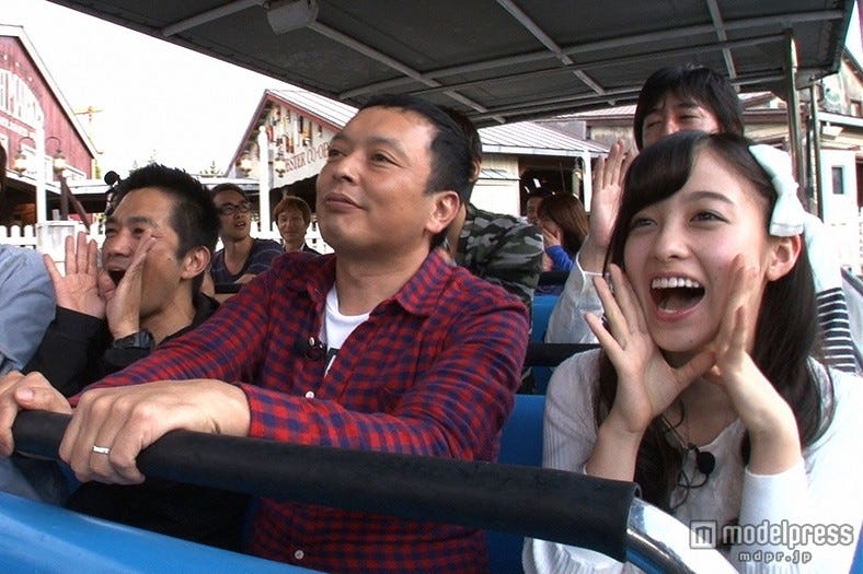 橋本環奈、USJ「ハリポタ」ワールドで絶叫 キュートな泡ヒゲ姿も披露