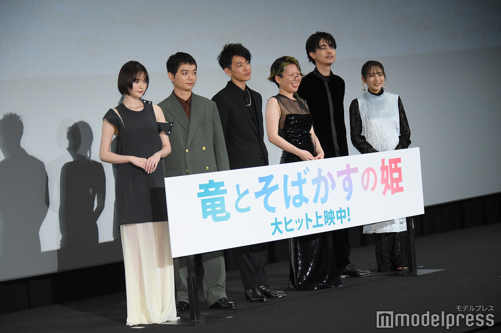 （左から）玉城ティナ、染谷将太、佐藤健、中村佳穂、成田凌、幾田りら（C）モデルプレス