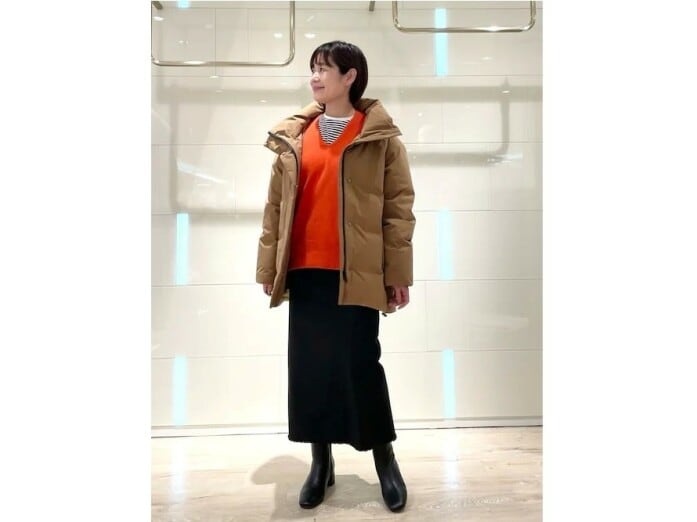 【OKコーデ】トレンドのカラーニットをインナーにして明るいイメージに　出典：WEAR