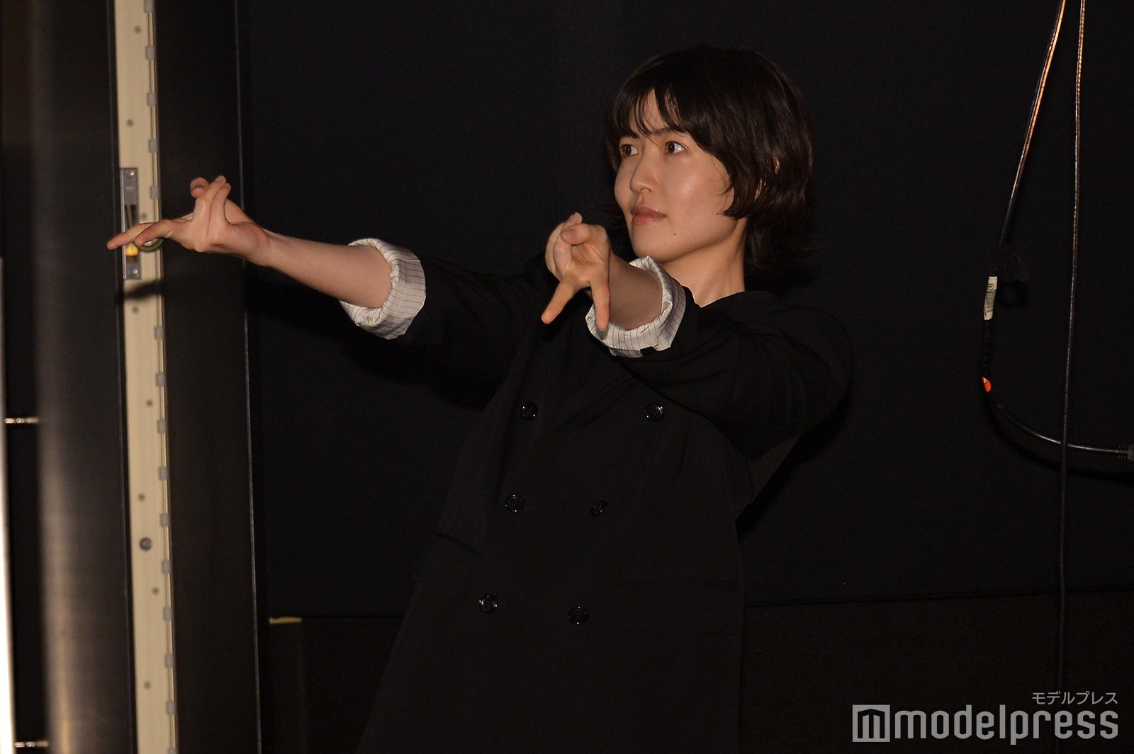 ギャルピースを決めたシム・ウンギョン（C）モデルプレス