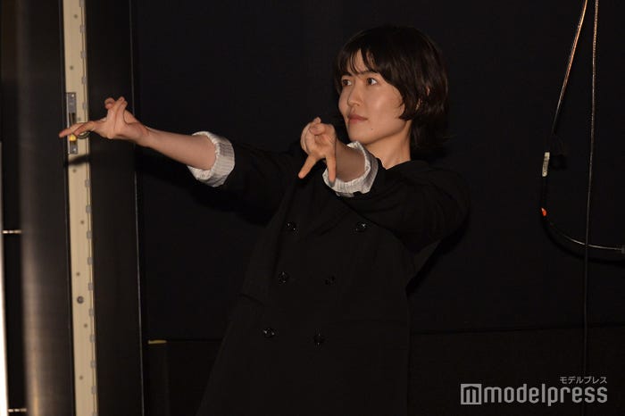 ギャルピースを決めたシム・ウンギョン(C)モデルプレス