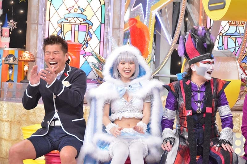 （左から）勝俣州和、えなこ、デーモン　閣下（写真提供：読売テレビ）