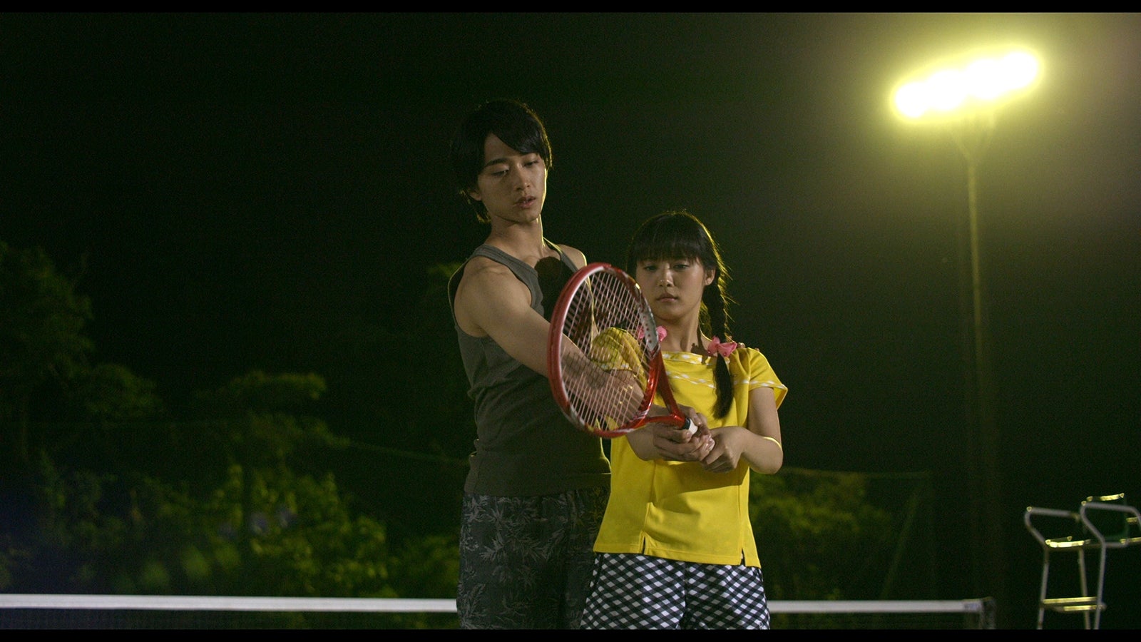 テニスを猛特訓するシーン（C）「イタズラなKiss THE MOVIE」製作委員会　（C）多田かおる／ミナトプロ・エムズ