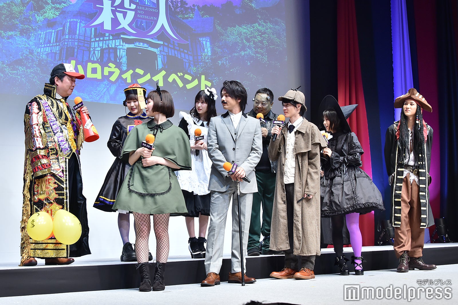 一番目立っている仮装の監督を一斉に見るキャスト陣（C）モデルプレス