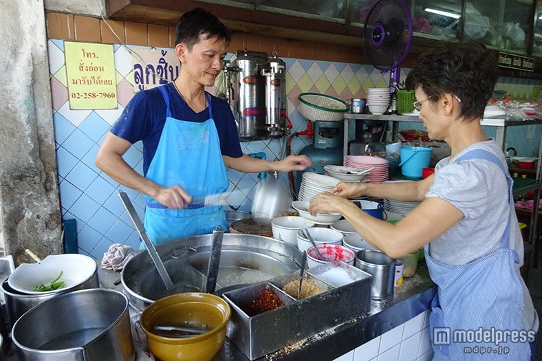 1杯ずつ手際よく作られていく