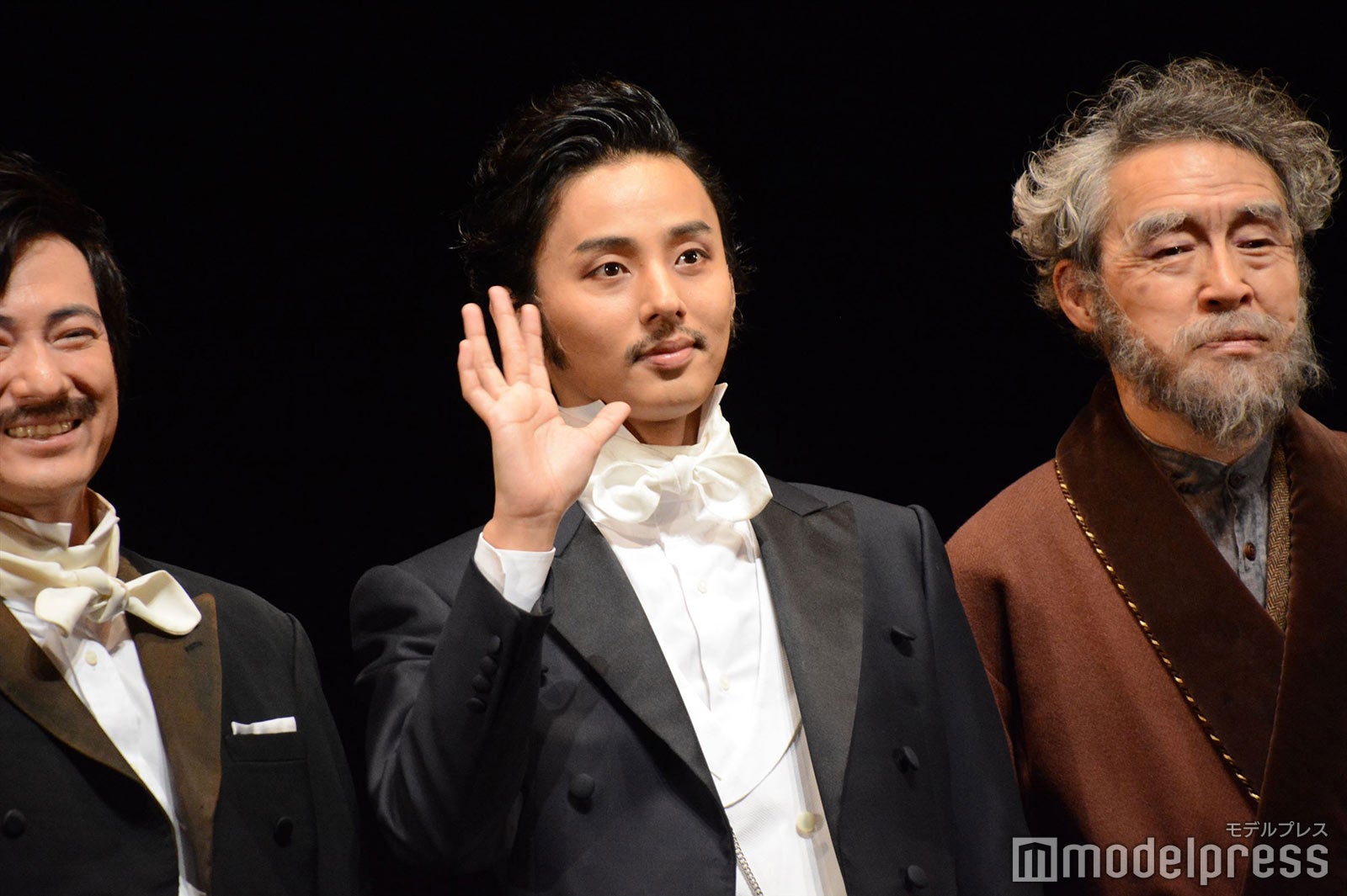 （左から）忍成修吾、藤ヶ谷太輔、浅野和之（C）モデルプレス