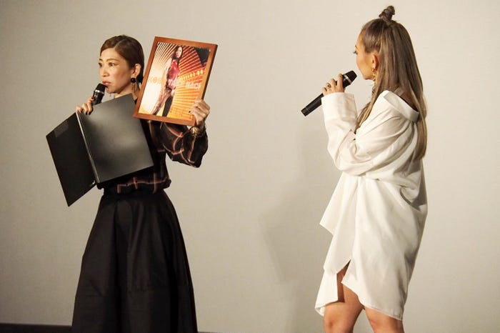 デビュー曲「TAKE BACK」アメリカ盤のアナログレコードが登場し驚く倖田來未(画像提供:avex)