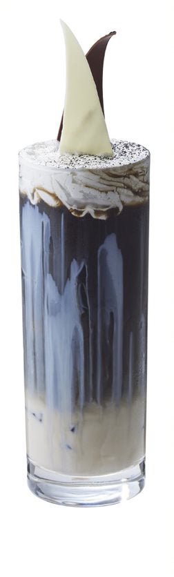 “伏黒恵”「白黒カフェオレ」／画像提供：ユニバーサル・スタジオ・ジャパン