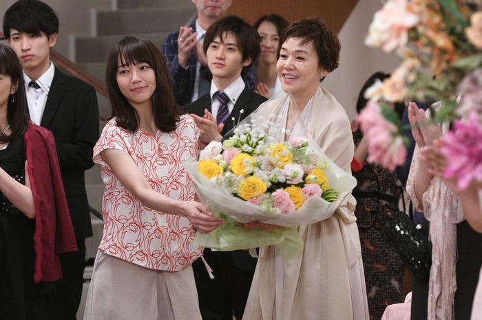 吉岡里帆、大竹しのぶ/「ごめん、愛してる」第1話より(画像提供:TBS)