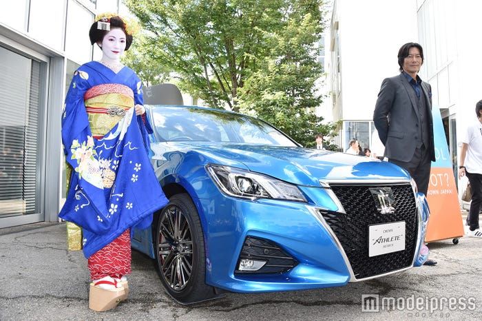 渡辺麻友、豊川悦司(C)モデルプレス