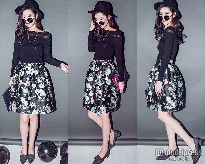 黒地の花柄ミディ丈スカートは黒系アイテムで統一感を／画像提供：「othermix」5,011円（税込）