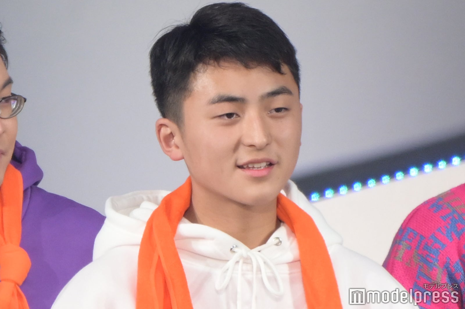 右足（C）モデルプレス