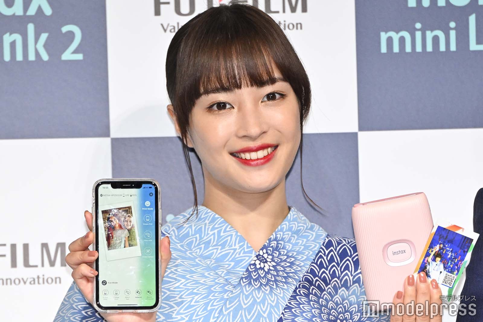 製品を持つ広瀬すず （C）モデルプレス