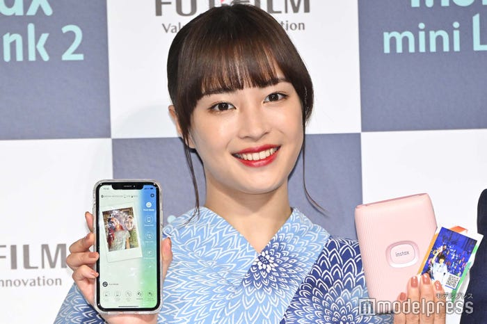 製品を持つ広瀬すず (C)モデルプレス