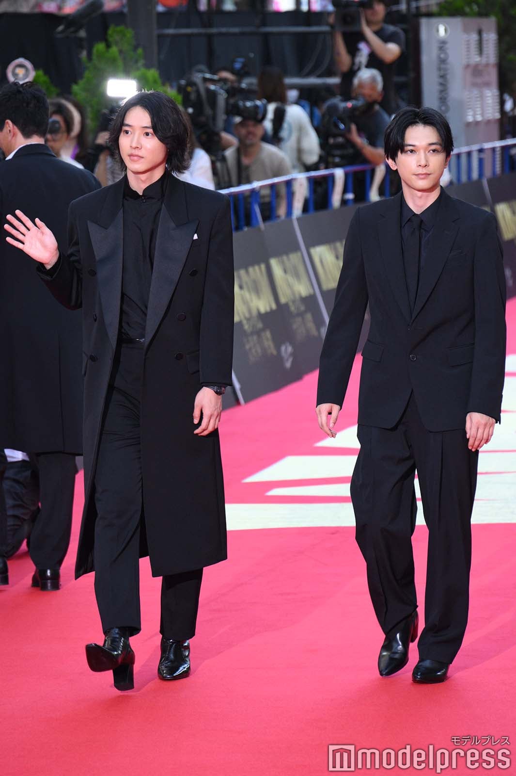 レッドカーペットを闊歩する山崎賢人、吉沢亮（C）モデルプレス