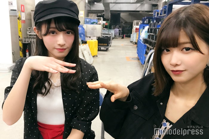 2人でハマっていることを聞いたら…謎の動きを始めた。急きょ目線をもらって撮影。(C)モデルプレス