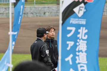日本ハム 島本浩也が古巣・阪神にあいさつ 斎藤と一緒に安藤投手コーチに深々と一礼 ナインとはグータッチ 昨年11月に伏見と交換トレードで移籍