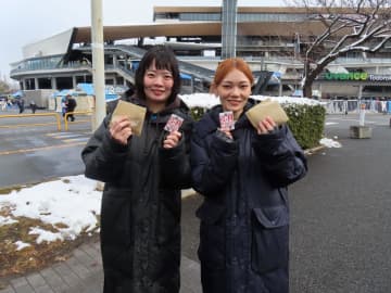 SHISHAMOがJ開幕戦で「ししゃも焼」配布 始球式でも「ツインシュート」さく裂