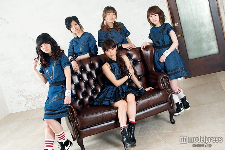 LAGOON／（前列左から）YUKINO、MIORI、yuri（後列左から）NANA．、RINO