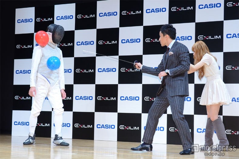 1秒で2個の風船を割るフェンシング実演にチャレンジした太田雄貴選手と、その模様を撮影する益若つばさ