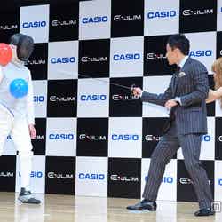 1秒で2個の風船を割るフェンシング実演にチャレンジした太田雄貴選手と、その模様を撮影する益若つばさ