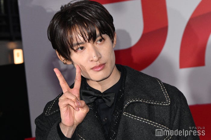 報道陣にサービス精神旺盛の向井康二(C)モデルプレス