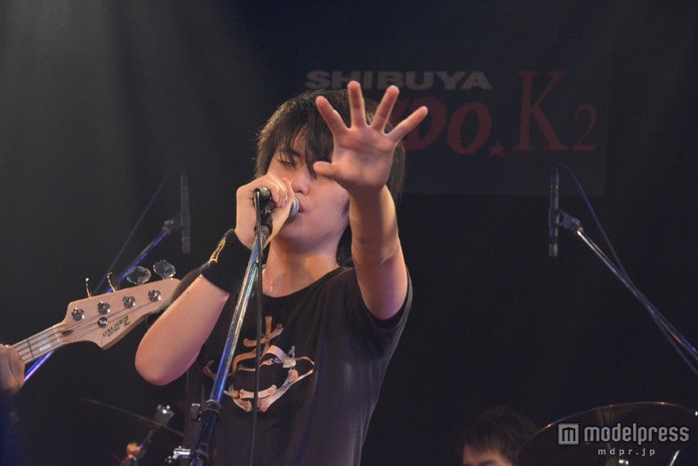 ヴォーカル兼ギターのHiro Yamamoto