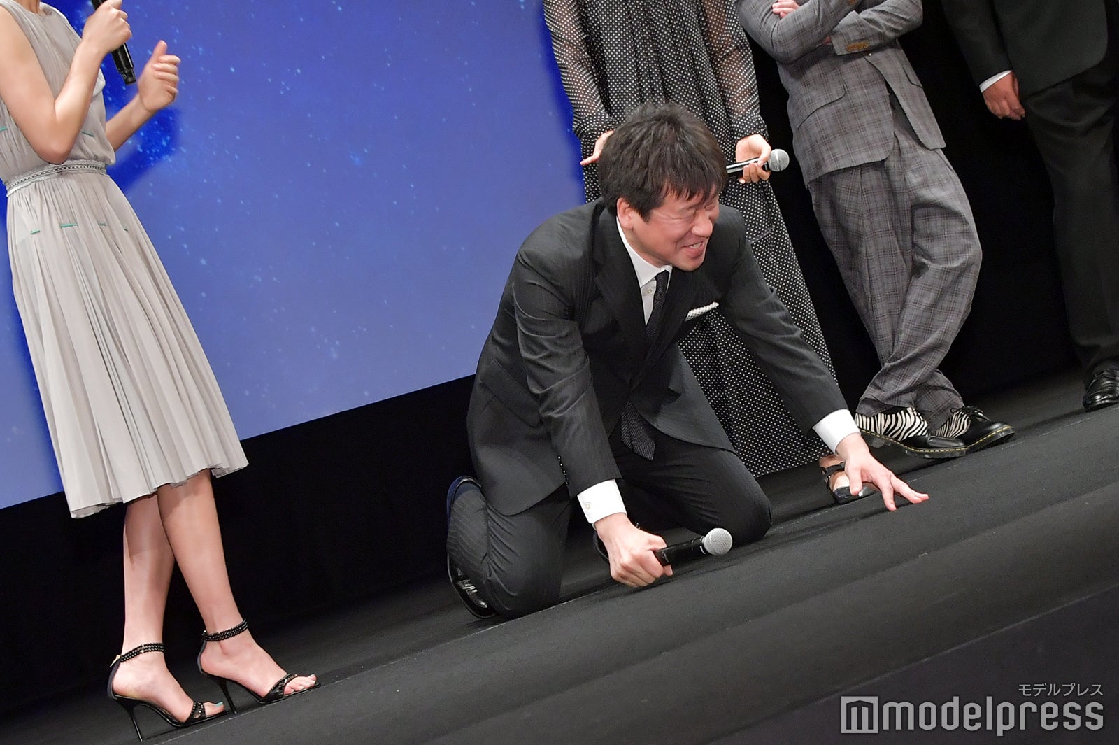 山崎紘菜の絶賛コメントに膝から崩れ落ちる佐藤二朗 （C）モデルプレス