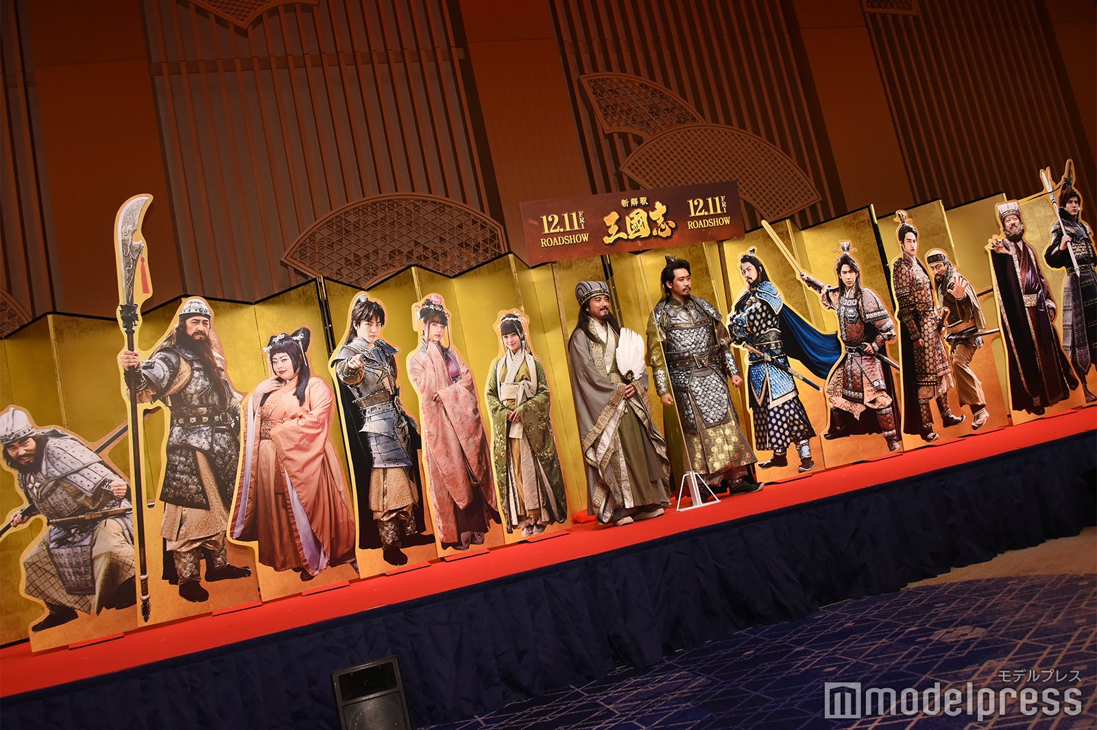 豪華キャストのパネルに囲まれるムロツヨシと大泉洋 （C）モデルプレス