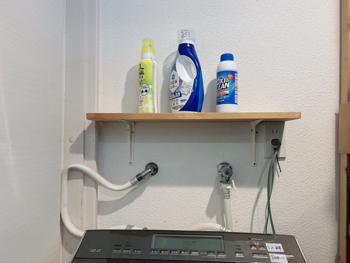 洗濯機上の棚に洗剤を並べた壁面収納 洗濯機上の棚に洗剤を並べた壁面収納