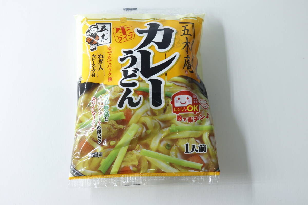 五木庵カレーうどんのパッケージが正面から写っている 五木庵カレーうどんのパッケージが正面から写っている