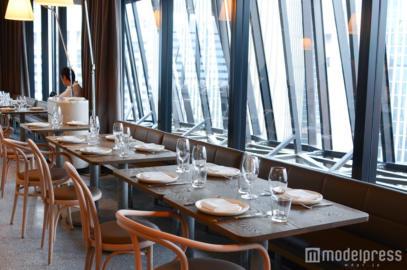 ガラス張りの店内（C）モデルプレス