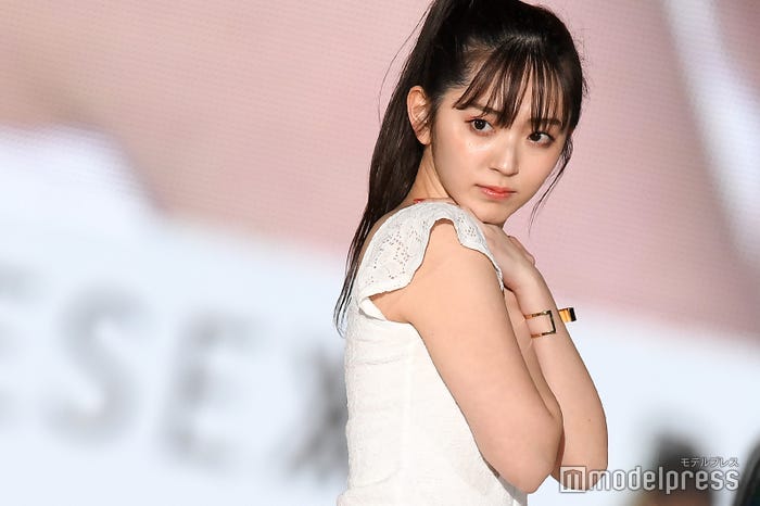 ロングヘアの鈴木愛理(C)モデルプレス