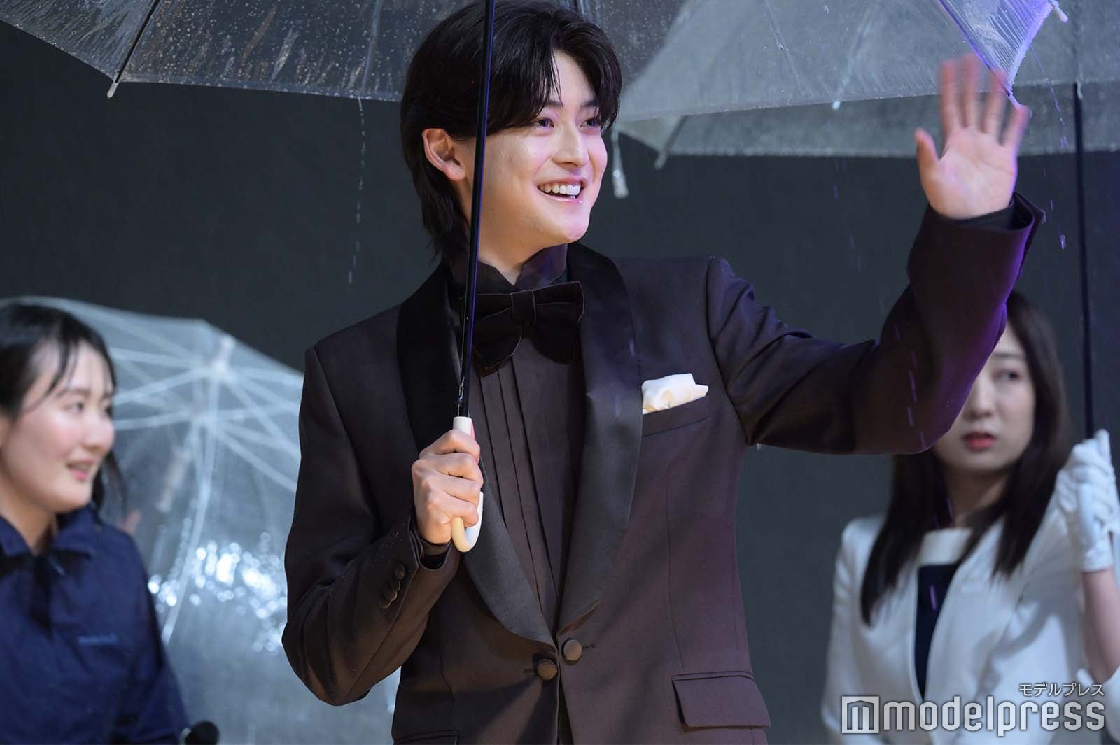 ファンに手を振る高橋文哉（C）モデルプレス