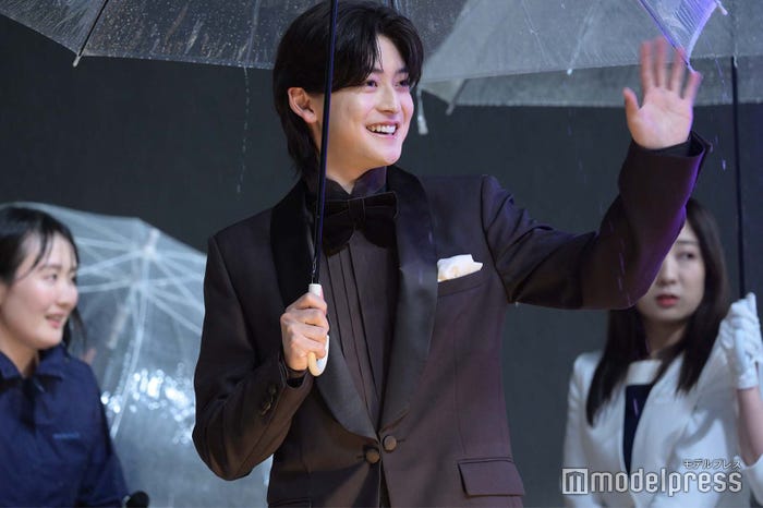 ファンに手を振る高橋文哉(C)モデルプレス