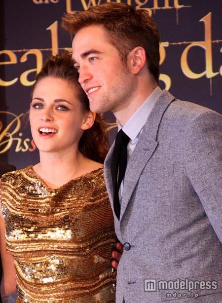 ロバート・パティンソン、削除された写真に女性が?